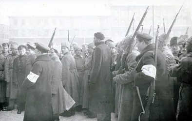 Rewolucyjna milicja aresztuje policjantów, luty 1917